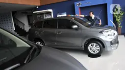 Pekerja membersihkan mobil Datsun Go+ Panca di Diler Nissan kawasan Pulogadung, Jakarta, Rabu (27/11/2019). PT Nissan Motor Indonesia berencana untuk menghentikan produksi Datsun di Indonesia pada 2020 mendatang. (merdeka.com/Iqbal Nugroho)