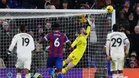 Penjaga gawang Manchester United David de Gea gagal menghalau bola dari tendangan bebas yang dilakukan oleh pemain Crystal Palace dalam pertandingan lanjutan Liga Inggris 2022/2023 yang berlangsung di Selhurst Park, London, Kamis (19/1/2023).  (AFP/Adrian Dennis)