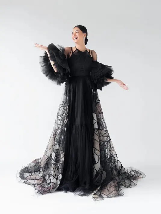 Di pemotretan ini, Mawar seolah memberikan kesan yang elegan. Penampilan bintang film 'Bumi dan Manusia' ini pun menuai banyak pujian oleh warganet. (Liputan6.com/IG/winstongomez)
