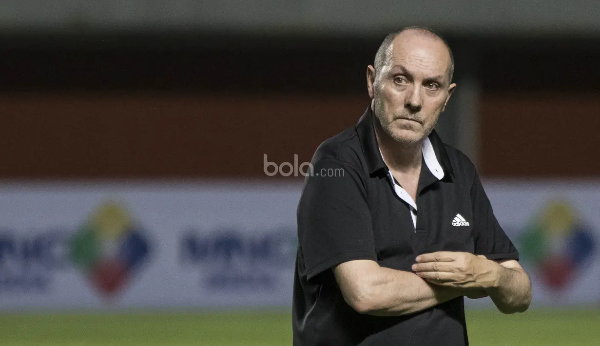 Pelatih Puerto Rico, Carlos Cantatero, memantau latihan anak asuhnya di Stadion Maguwoharjo, Sleman, Senin (11/6/2017). Pelatih 56 tahun ini merupakan mantan juru taktik Atletico Madrid. (Bola.com/Vitalis Yogi Trisna)