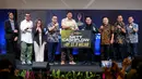 Ketua Steering Committee Piala Presiden 2024, Maruarar Sirait (tengah kiri) menyerahkan nett cash flow Piala Presiden 2024 kepada Ketua Umum PSSI, Erick Thohir (tengah kanan) dalam acara Malam Apresiasi Piala Presiden 2024 yang berlangsung di SCTV Tower, Senayan, Kamis (19/12/2024). (Bola.com/Bagaskara Lazuardi)
