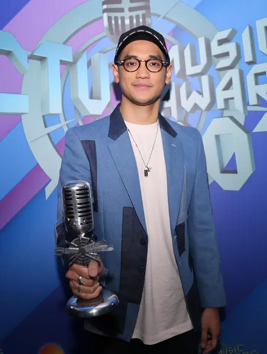 "Kolaborasi paling ngetop, ini kedua kalinya kategori ini, pertama itu sama Raisa. Yang kedua bertiga sama Isyana Sarasvati dan Rendy Pandugo," kata Afgan mewakili rekan kolaborasinya di Studio 6 Emtek City, Jumat (27/4/2018). (Adrian Putra/Bintang.com)