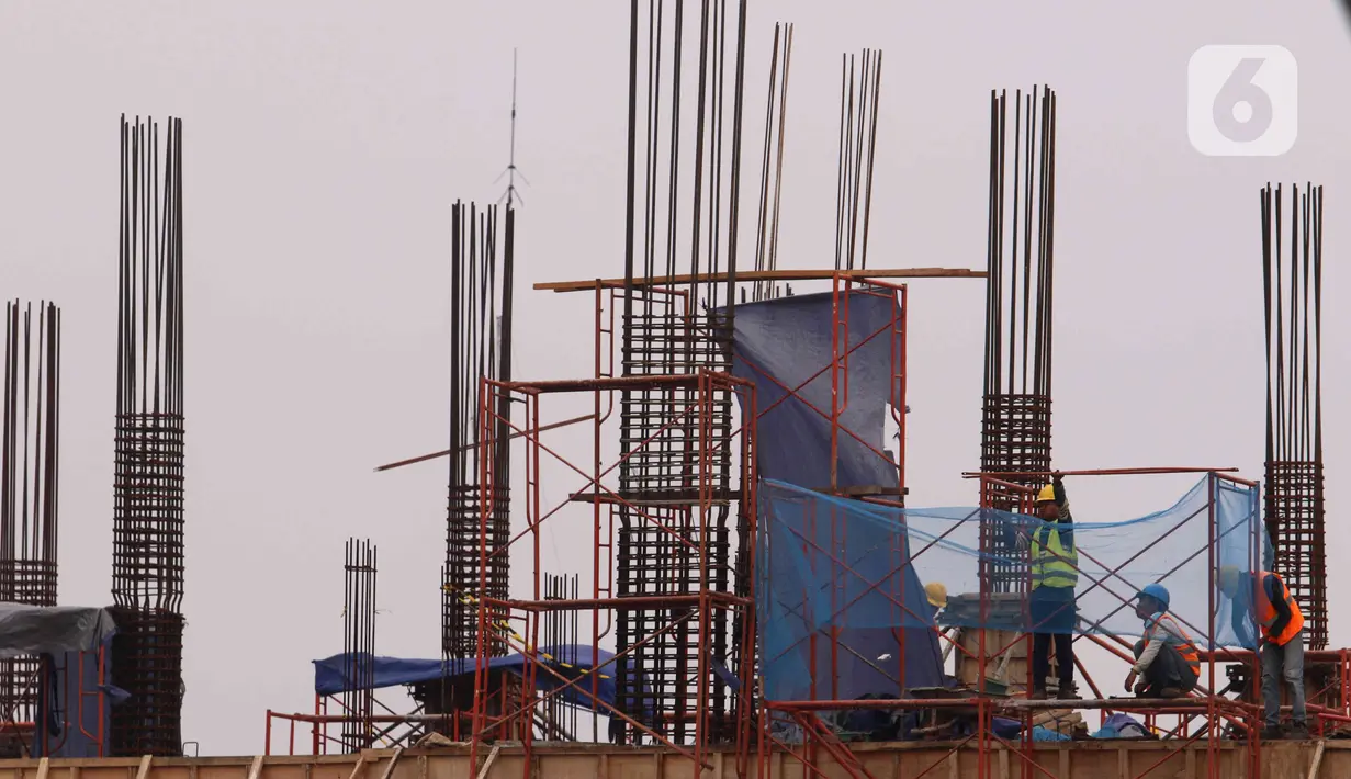 Pekerja tengah membangun gedung bertingkat di kawasan Jakarta, Rabu (5/1/2022). Upah yang awalnya hanya naik 0,85 persen atau Rp 38.000, direvisi menjadi 5,1 persen atau Rp 225.667 per bulan, sehingga nilai UMP 2022 menjadi Rp 4.641.854 per bulan. (Liputab6.com/Angga Yuniar)
