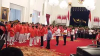Presiden Jokowi serahkan bonus kepada atlet peraih medali Asian Games 2018 di Istana Negara, Minggu (2/9/2018). (Liputan6.com/Hanz Jimenez Salim)