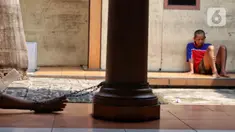 Suasana Pondok Pesantren Daarut Tasbih di Pasar Kemis, Kabupaten Tangerang, Senin (19/4/2021). Saat adzan dzuhur berkumandang, puluhan santri istimewa (sebutan pasien dengan gangguan jiwa) bergegas mengenakan sarung untuk sholat berjemaah yang diimami oleh  KH Rafiudin. (Liputan6.com/Angga Yuniar)