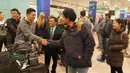 Rio Haryanto juga disambut warga Indonesia di Bandara El Prat, Barcelona, Spanyol, Sabtu (20/2/2016). (Bola.com/Istimewa)