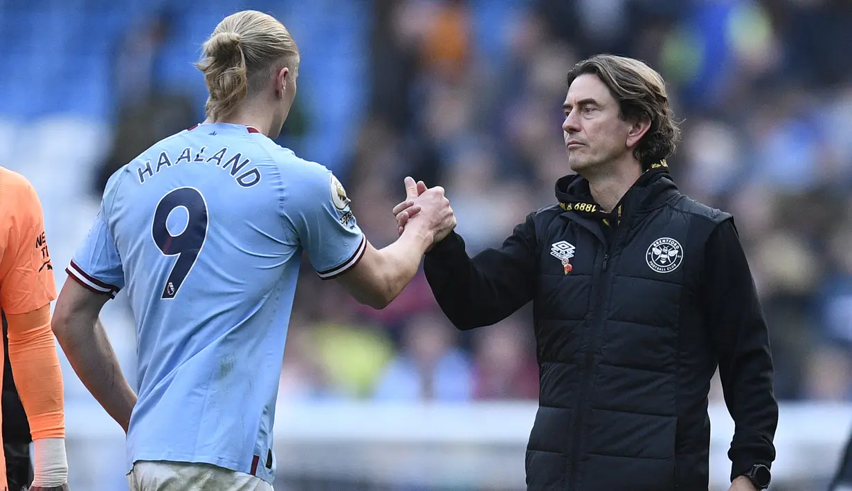 Pelatih Brentford, Thomas Frank (kanan) menyalami striker Manchester City, Erling Haaland setelah berakhirnya laga Liga Inggris 2022/2023 di Etihad Stadium, Manchester (12/11/2022). Erling Haaland masih berpeluang membobol gawang Brentford pada pertemuan kedua yang dijadwalkan akan berlangsung pada pekan pamungkas musim ini di kandang Brentford. (AFP/Oli Scarff)