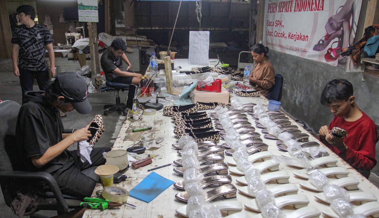 Situasi ini ditandai dengan pertumbuhan impresif yang melampaui rata-rata pertumbuhan ekonomi nasional dan peningkatan nilai ekspor. Tampak dalam foto, pekerja saat menyelesaikan pembuatan sandal wanita di pabrik rumahan Pesan Sepatu Indonesia, Setu, Tangerang Selatan, Banten, Jumat (7/11/2025). (merdeka.com/Arie Basuki)