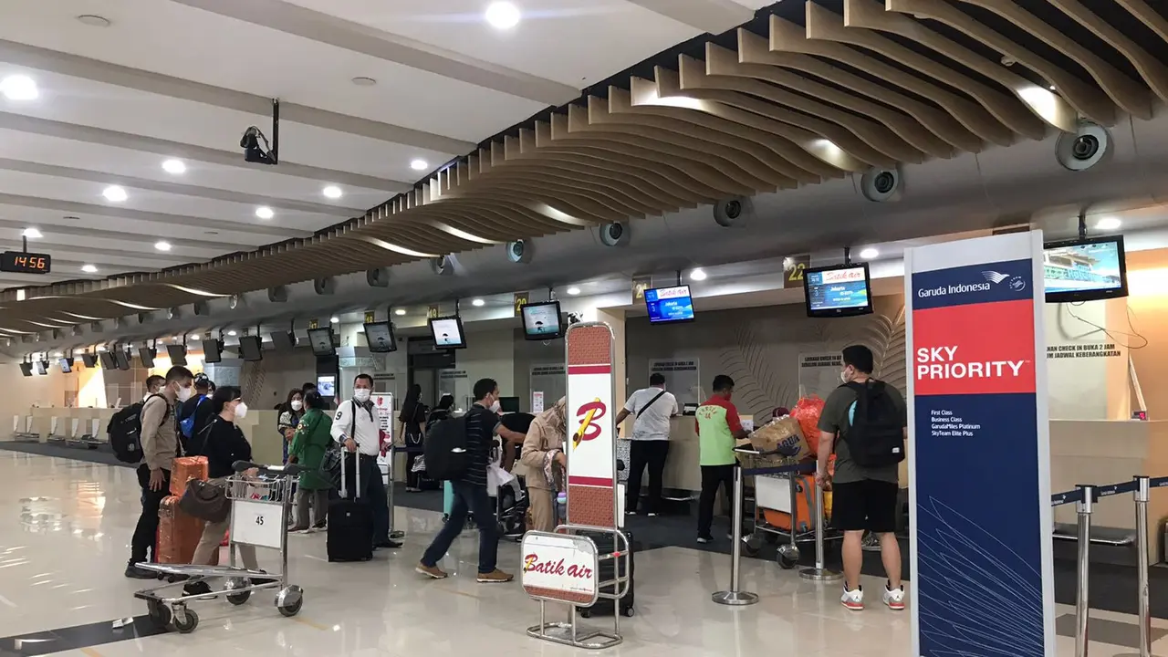 Aktivitas penumpang di Bandara Sam Ratulangi Manado.