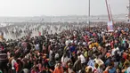 Ratusan ribu umat Hindu berdoa pada hari Basant Panchami dalam festival tahunan Magh Mela di Allahabad, India, Senin (22/1). Basant Panchami dirayakan dengan menyembah Dewi Ilmu dan Hikmat Hindu, Saraswati. (AP Photo/Rajesh Kumar Singh)