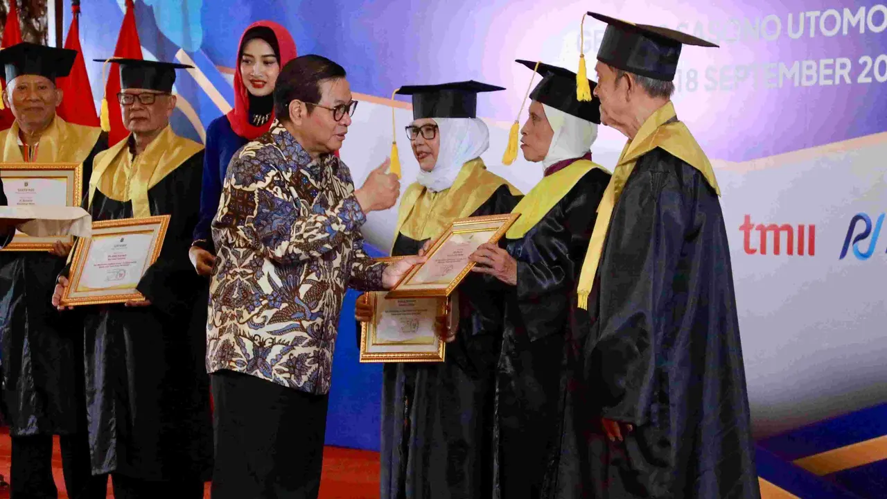 Gubernur DKI Jakarta, Pramono Anung, hadir dalam Wisuda Akbar Sekolah Lansia Senior School Pintar (SPP) di Taman Mini Indonesia Indah (TMII), Jakarta Timur, Kamis (18/9/2025).