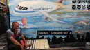 Warga nongkrong di depan gambar mural/grafiti yang ada di Kampung Bekelir, Jalan Perintis Kemerdekaan, Kota Tangerang, Banten, Selasa (17/4). Kampung Bekelir pada 10 tahun lalu merupakan kawasan yang kumuh. (Merdeka.com/Arie Basuki)