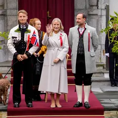 Putri Mahkota Norwegia Mette-Marit, Pangeran Mahkota Norwegia Haakon, dan Pangeran Norwegia Sverre Magnus menyapa pawai anak-anak selama perayaan hari nasional di Skaugum di Asker, dekat Oslo, Norwegia, pada 17 Mei 2026.  (dok. Lise Åserud / NTB / AFP)
