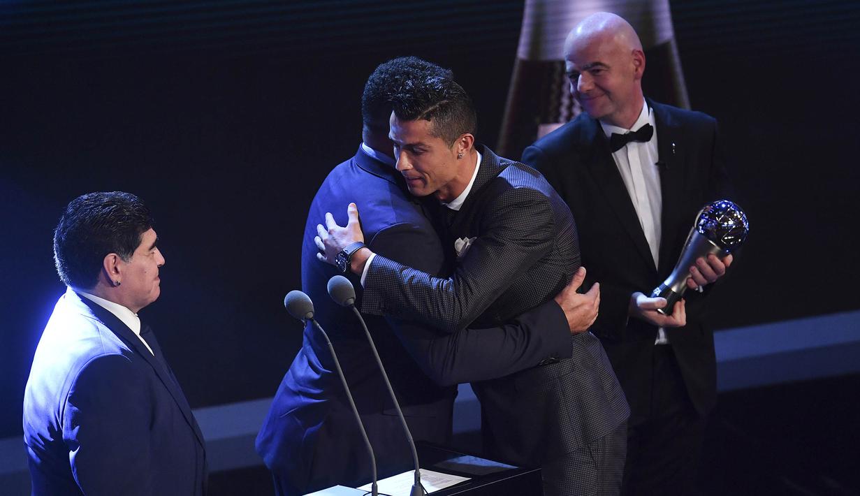 Bintang Real Madrid, Cristiano Ronaldo,memeluk Ronaldo saat menerima trofi pemain terbaik FIFA 2017 di London, Senin (23/10/2017) Ronaldo berhasil mengalahkan Lionel Messi dan Neymar yang juga menjadi nominasi. (AFP/Ben Stansall)
