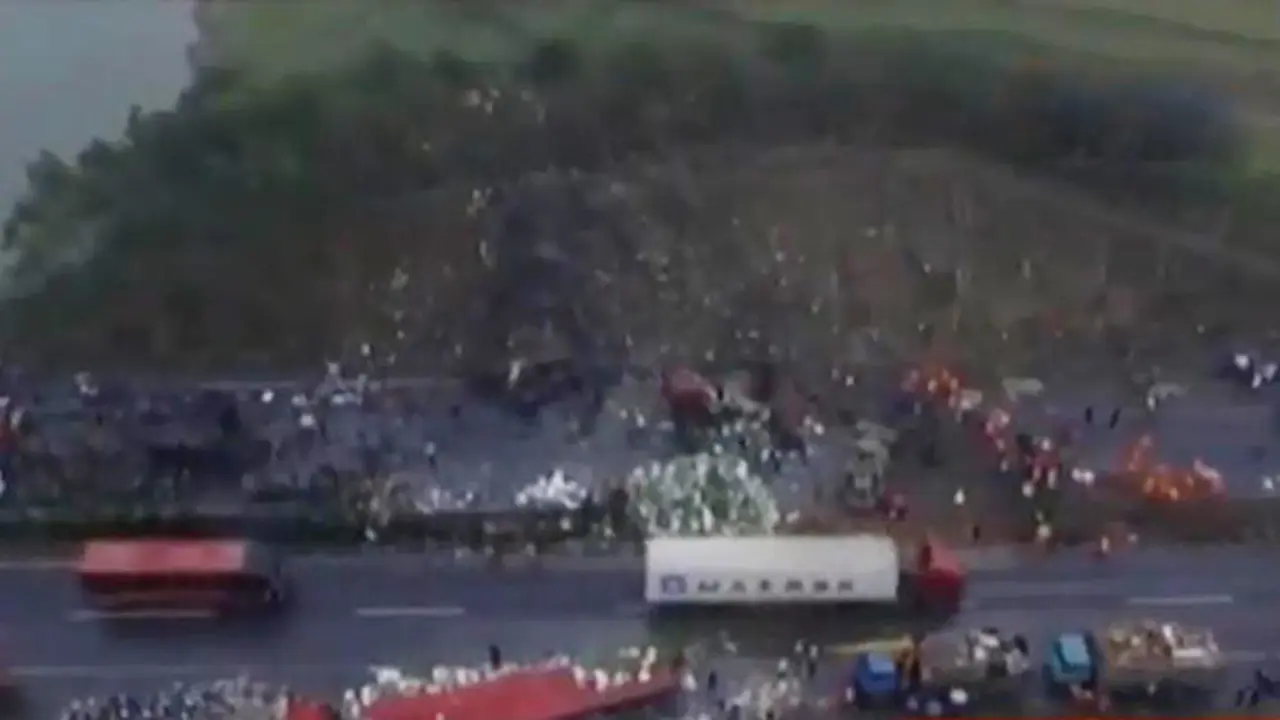 VIDEO: Di China, Truk Pengangkut Bahan Bakar Tiba-tiba Meledak