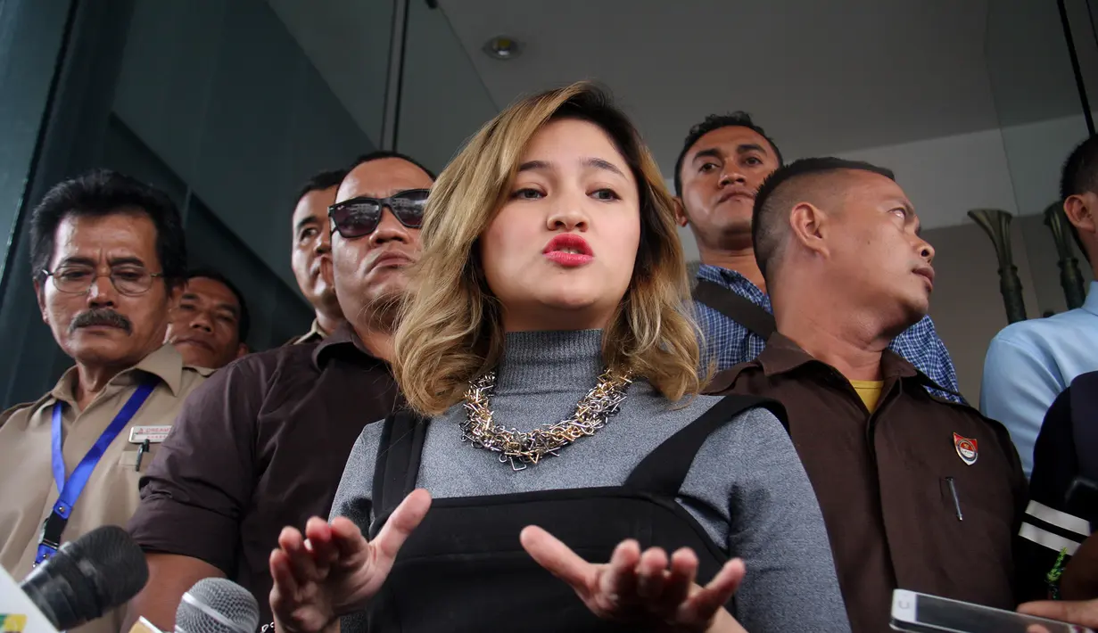 Ia juga mengungkapkan isi hatinya melalui akun Instagram yang intinya, menghormati papanya apapun kondisinya. Seperti halnya menghormati mamanya. (Andy Masela/Bintang.com)