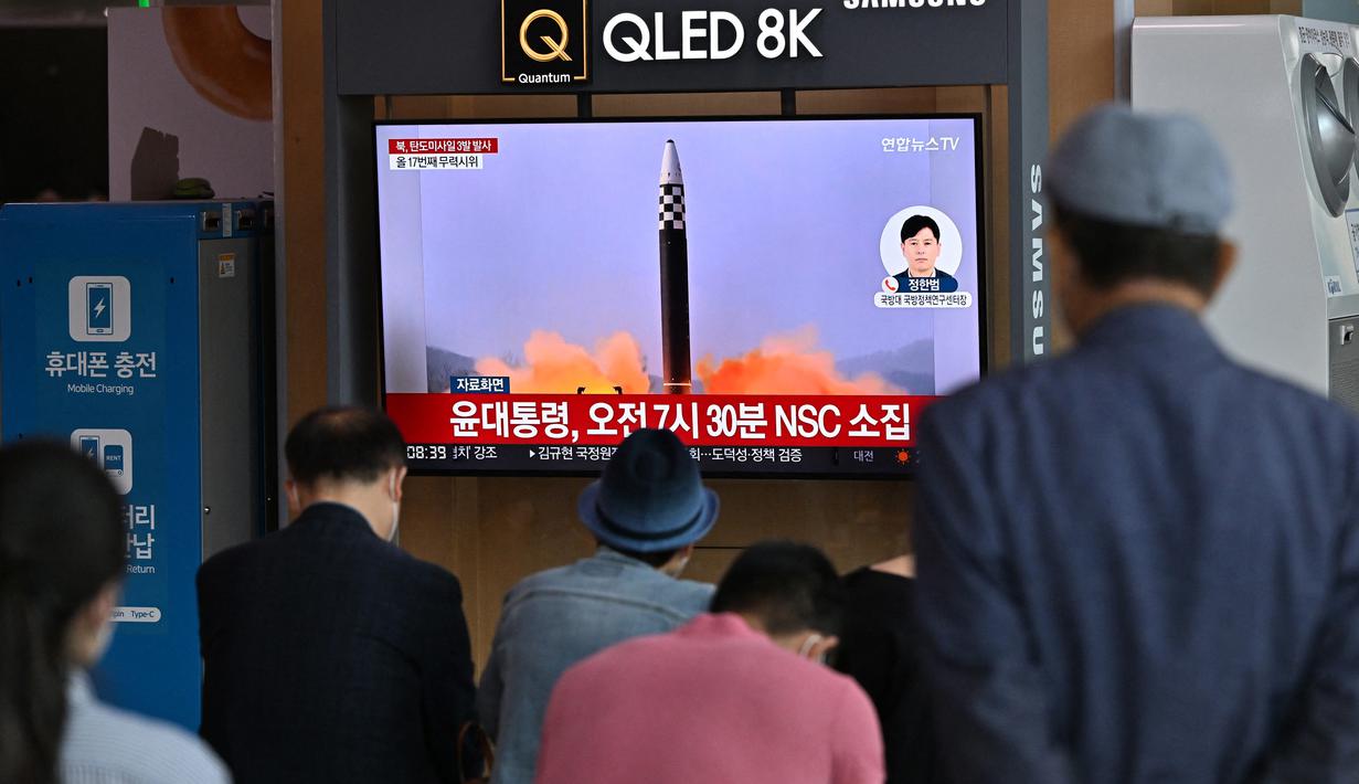 Orang-orang menonton layar televisi yang menunjukkan siaran berita dengan rekaman file uji coba rudal Korea Utara di sebuah stasiun kereta di Seoul, Korea Selatan, Rabu (25/5/2022). Menurut militer Korea Selatan, Korea Utara telah menembakkan tiga rudal balistik ke arah Laut Jepang. (JUNG YEON-JE/AFP)