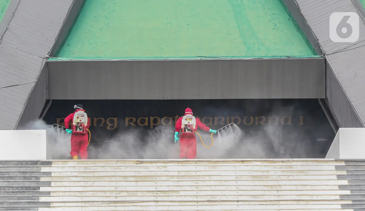 Petugas menyemprotkan cairan disinfektan di Kompleks Parlemen, Jakarta, Minggu (9/8/2020). Rapat Paripurna terbuka DPR RI tahun 2020 dengan acara Pidato Kenegaraan Presiden RI dan Pengantar keterangan Pemerintah atas RAPBN tahun 2021 berlangsung Jumat (14/8/2020). (Liputan6.com/Johan Tallo)