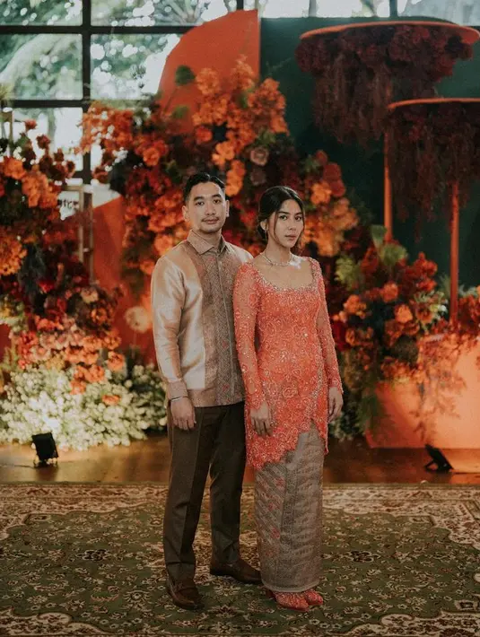 Adinda memakai kebaya model wrap asimetris rancangan Ayun Berinda. Dengan payet di seluruh material lace-nya. [Foto: Instagram @adindathomas]