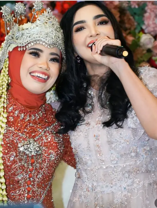 Wajahnya dipoles flawless bernuansa peach. Terlihat dari blush on coral yang diaplikasikan di pipinya serta lipstick matte di bibirnya. Riasan mata dihias blush on coral dan bulu mata bervolume. [@ashanty_ash]