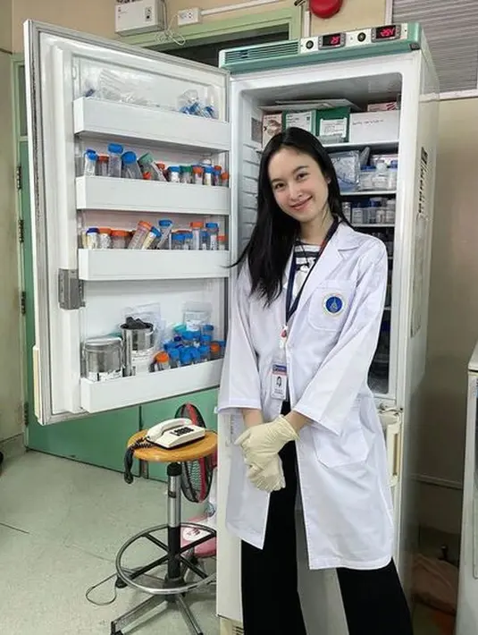 Tak hanya cantik, Nong pun cerdas terbukti ia merupakan pimpinan sebuah lembaga penelitian di Bring Life Laboratory dan Supplements Manufacture (BIOMT) Thailand. @poydtreechada.