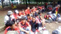 Salah satu kelompok suporter Semen Padang, The Kmer's, sudah siap mendukung tim kesayangan berlaga di final Piala Jenderal Sudirman.Mereka sudah tiba di Jakarta sejak Jumat (22/1/2016). (Bola.com/M. Ridwan)