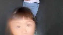 Meski berbeda keyakinan, toleransi Felicya dan sahabat-sahabatnya begitu terasa. Mereka tak hanya sekadar temu kangen, tetapi juga berbagi kebahagiaan di bulan Ramadhan. Penampilan Felicya saat pakai seragam SMA ini dipuji awet muda. (Liputan6.com/IG/@felicyangelista_)