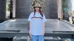 Penampilan wanita pemilik nama Narova Morina Sinaga ini selalu mencuri perhatian publik sejak aktif di dunia entertain hingga menjadi ibu dua anak. Gaya busananya yang terkesan santai ini pun hanya ia lengkapi menggunakan bucket hat. (Liputan6.com/IG/@therealmomogeisha)
