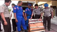 Serpihan diduga kabin Airasia QZ8501 usai diserahkan nelayan Desa Towale, Kecamatan Banawa Tengah kepada kepolisian. (Liputan6.com/Dio Pratama)