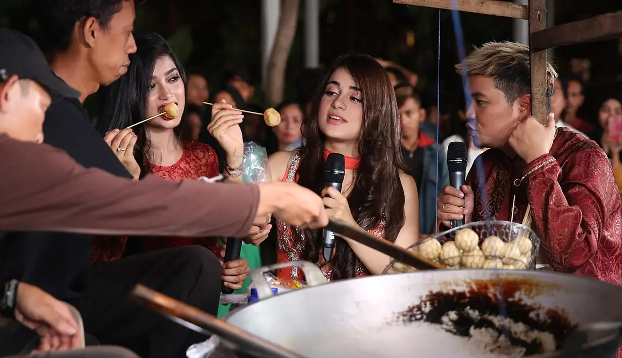 Kedatangannya kali ini ke Indonesia, Radhika Madan akan kembali menjalani syuting serial India yang berjudul Cinta Di Pangkuan Himalaya. Seakan mengambil kesempatan yang ada, Radhika pun kembali mencicipi makanan Indonesia. (Bambang E. Ros/Bintang.com)