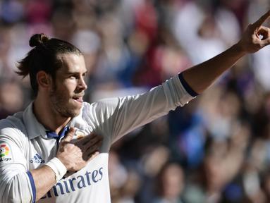 Bintang Real Madrid, Gareth Bale merayakan golnya ke gawang Leganes pada lanjutan La Liga Spanyol 2016-2017 di Santiago Bernabeu stadium, Madrid, (6/11/2016). (AFP/Javier Soriano)