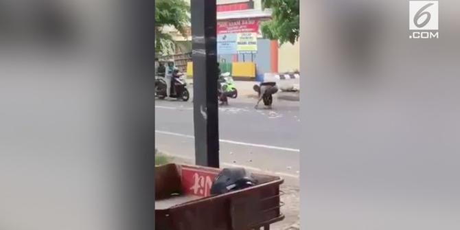 VIDEO: Viral, Aksi Tukang Parkir Amankan Uang Berhamburan di Jalan