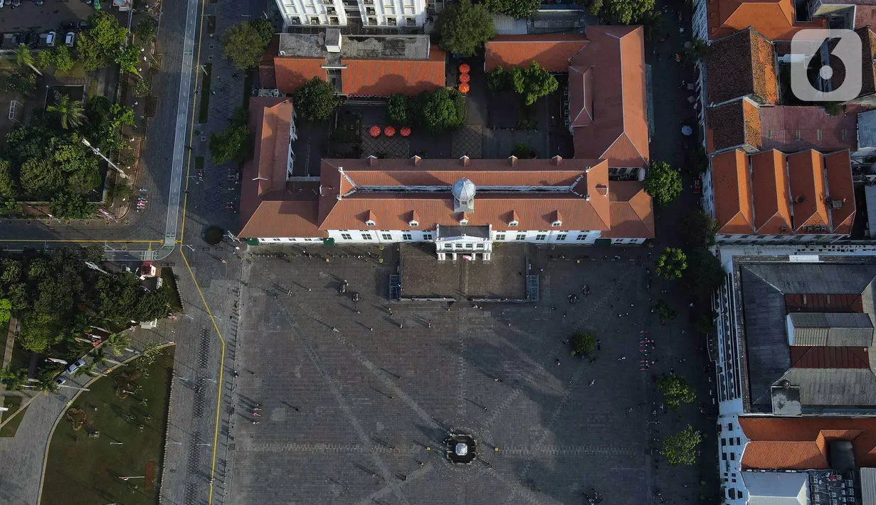 Foto udara suasana pedestrian di kawasan Kota Tua, Jakarta, Kamis (1/9/2022). Jalur pedestrian yang menghubungkan Stasiun Jakarta Kota dengan Kawasan Wisata Kota Tua itu selesai direvitalisasi dan sudah bisa digunakan pejalan kaki. (Liputan6.com/Herman Zakharia)
