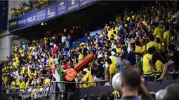 Pertandingan dihentikan usai salah satu suporter yang berada dibelakang gawang Cadiz mengalami kondisi darurat medis yang diduga terkena serangan jantung. (AFP/Cristina Quicler)