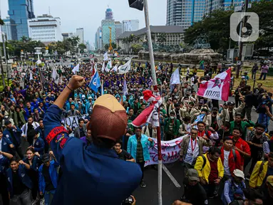 Massa aksi dari Badan Eksekutif Mahasiswa Seluruh Indonesia (BEM SI) menggelar aksi demonstrasi di kawasan Patung Kuda, Jakarta, Jumat (20/10/2023). (Liputan6.com/Faizal Fanani)