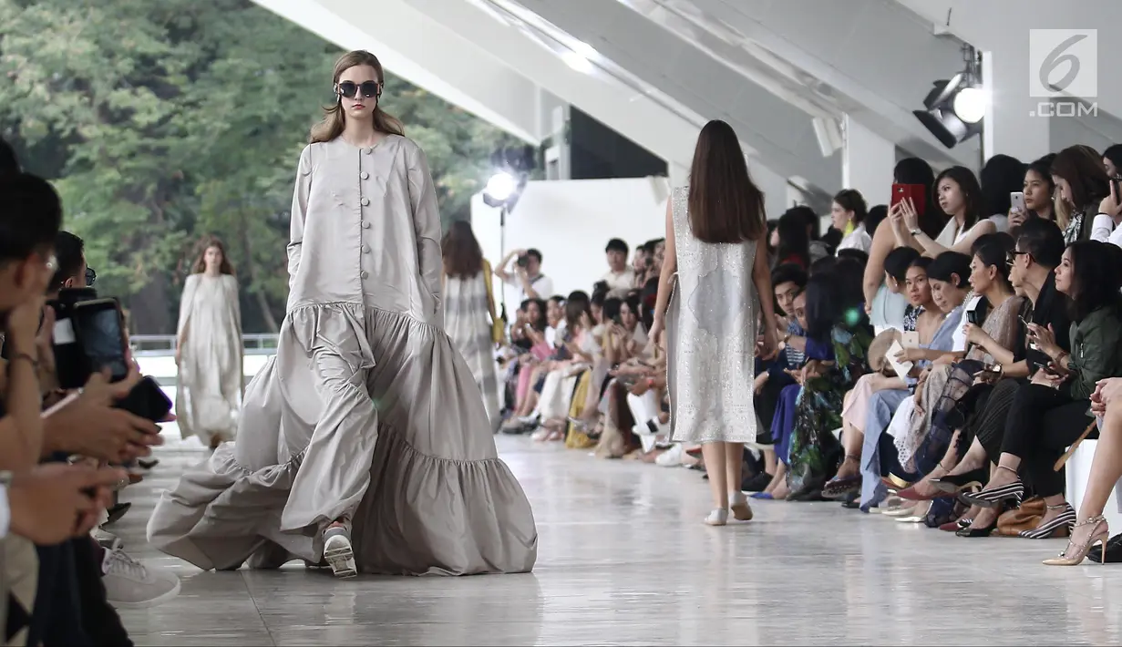 Model memeragakan busana rancangan desainer Sapto Djojokartiko di Jakarta, Kamis (20/9). Sapto memamerkan 70 busana Spring/Summer 2019 untuk merayakan 10 tahun karyanya di dunia fesyen. (Liputan6.com/Herman Zakharia)