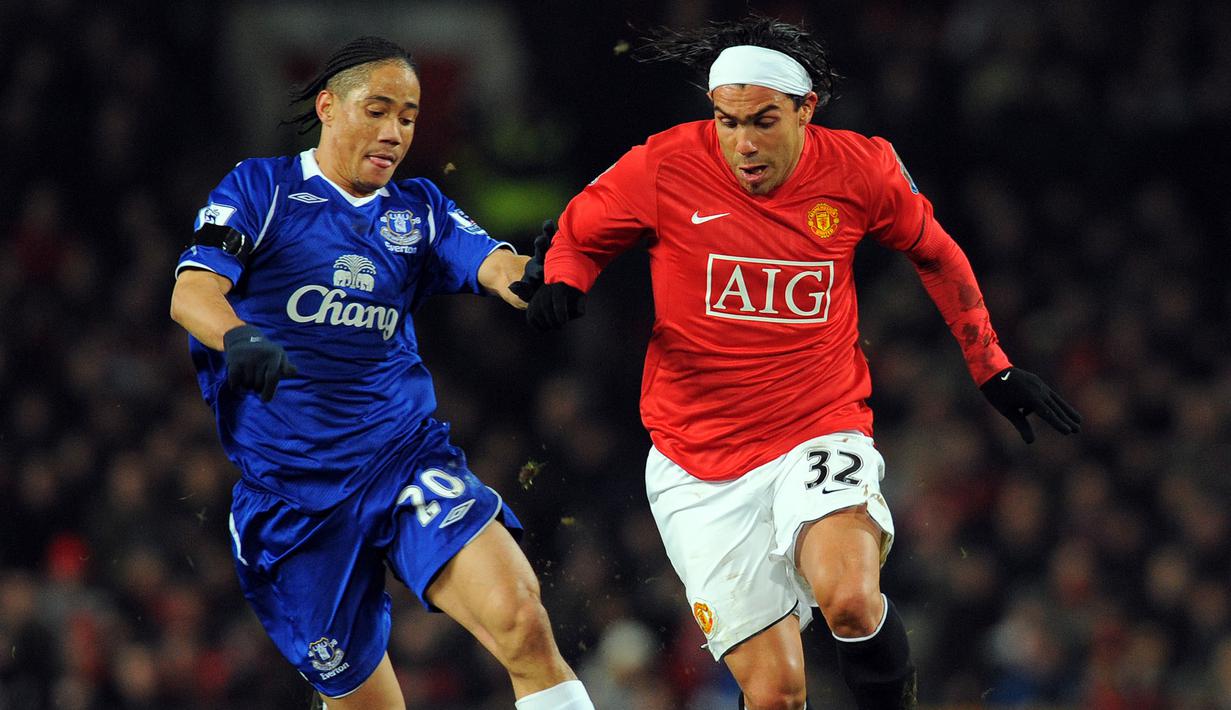 1. Carlos Tevez - Duet nya bersama Ronaldo dan Rooney membentuk trio ideal saat membela Manchester United. Sedangkan duetnya bersama Messi di timnas Argentina begitu ditakuti oleh lawan. (AFP/Andrew Yates)