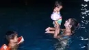 Sheila Marcia Joseph menyusul ketiga anaknya yang telah berenang terlebih dulu. (Galih W. Satria/Bintang.com)