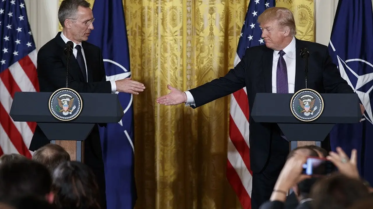 Presiden Donald Trump bersama dengan Sekjen NATO Jens Stoltenberg