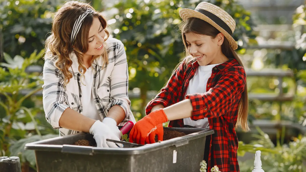 Liburan Sekolah Lebih Bermakna Lewat Berkebun Bersama Anak di Rumah