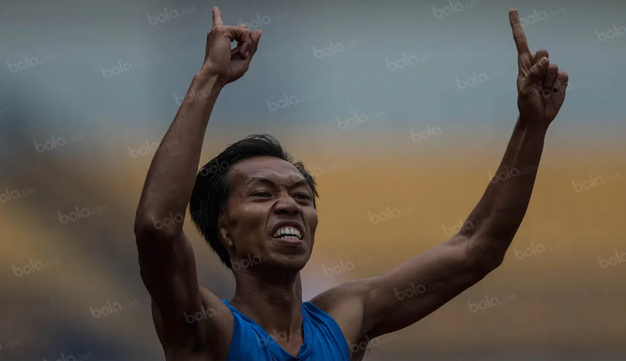 Atlet Jawa Tengah, Ega Rizki Firmanto, melakukan selebrasi usai memenangi nomor 200 meter T +54 putra pada Peparnas XV di Stadion Gelora Bandung Lautan Api, Bandung, Kamis (20/10/2016). (Bola.com/Peksi Cahyo) 
