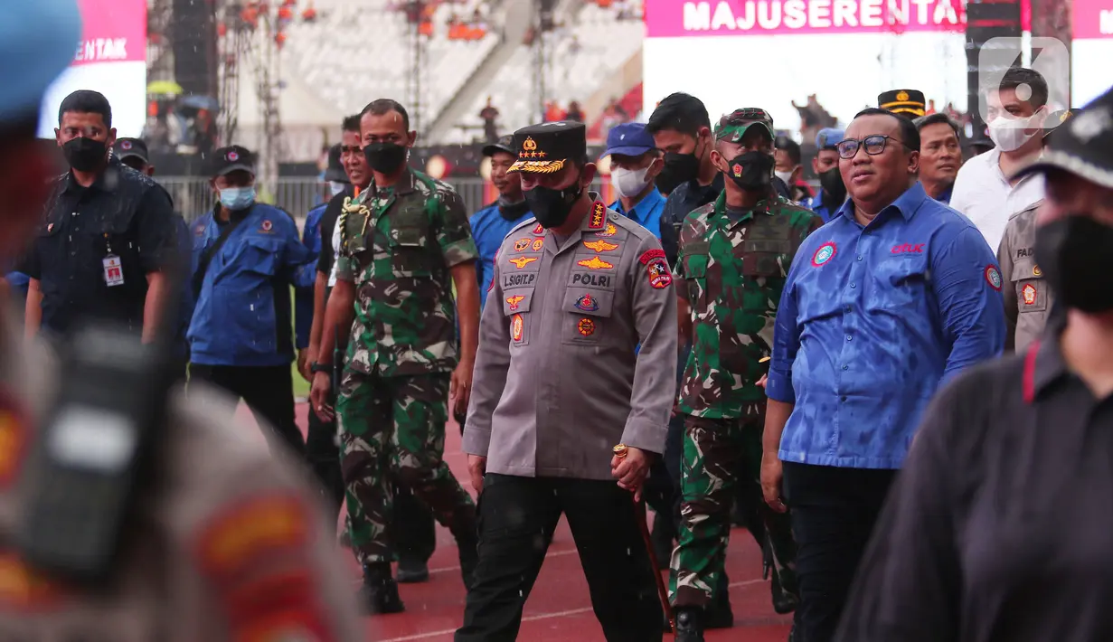 Kapolri Jenderal Pol Listyo Sigit Prabowo tiba dalam perayaan puncak Hari Buruh Indonesia bertajuk May Day Fiesta di Stadion Utama Gelora Bung Karno (GBK) Senayan, Jakarta, Sabtu (14/5/2022). Pada kesempatan itu, Kapolri juga mengucapkan selamat ulang tahun bagi seluruh buruh di Tanah Air, bertepatan dengan Hari Buruh Internasional pada 1 Mei 2022. (Liputan6.com/Angga Yuniar)