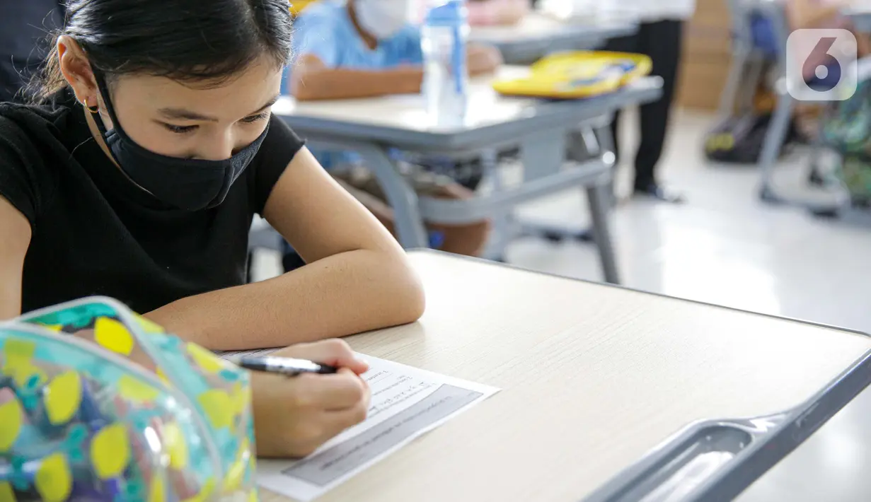 Siswa mengikuti kegiatan belajar metode blended learning (sistem pembelajaran campuran) di Lycee Francais De School, Jakarta, Jumat (28/5/2021). Sekolah ini menerapkan sistem pembelajaran tatap muka dengan daring agar ruang kelas hanya diisi 50 persen kapasitas siswa. (Liputan6.com/Faizal Fanani)