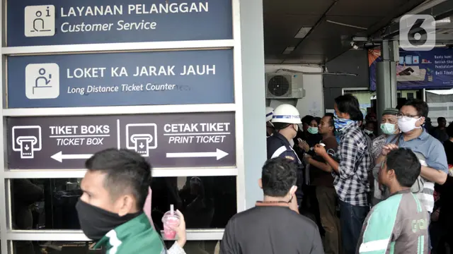 Antrean Pembatalan Tiket Kereta di Stasiun Pasar Senen
