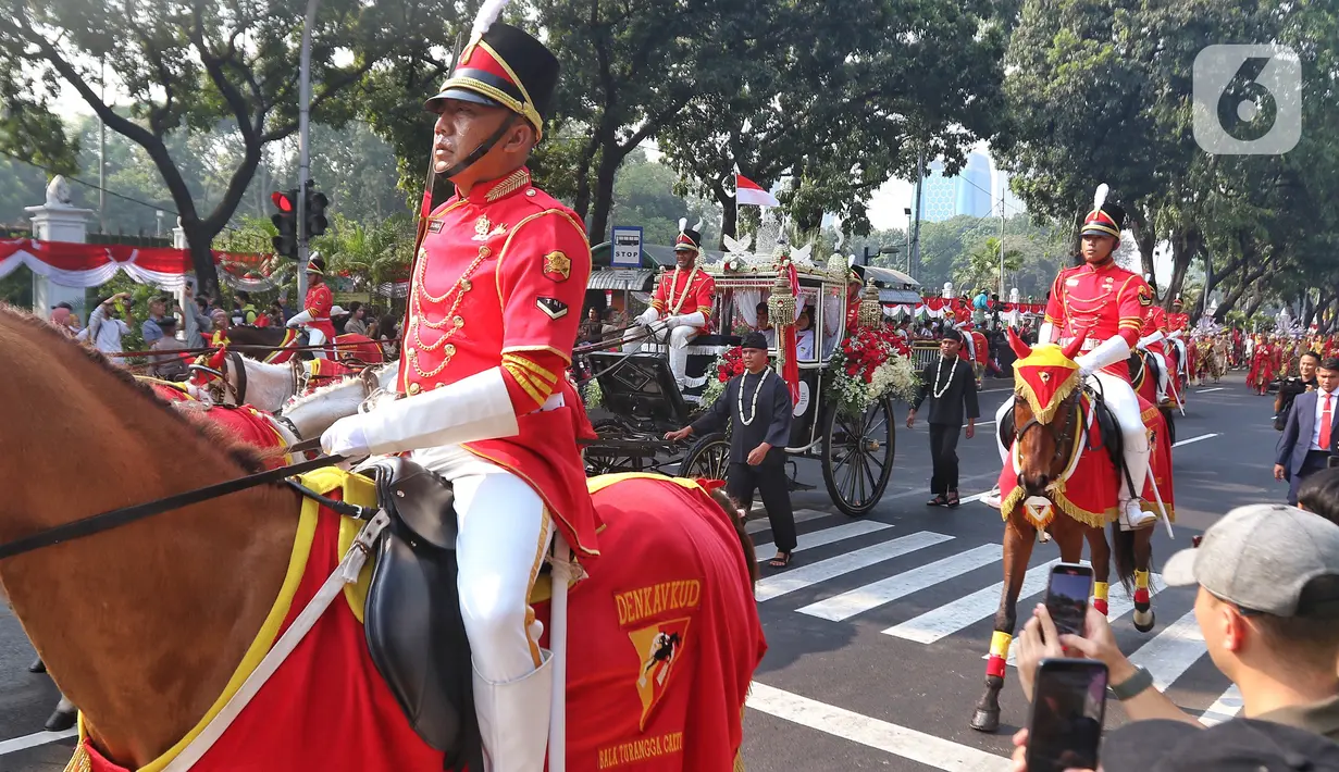 Upacara peringatan Detik-Detik Proklamasi Kemerdekaan RI digelar di halaman Istana Merdeka Jakarta. Pemerintah pun meminta masyarakat menghentikan aktivitas sejenak untuk berdiri tegap pukul 10.17 sampai 10.20 WIB, saat pengibaran bendera merah putih di Istana Merdeka. (Liputan6.com/Angga Yuniar)