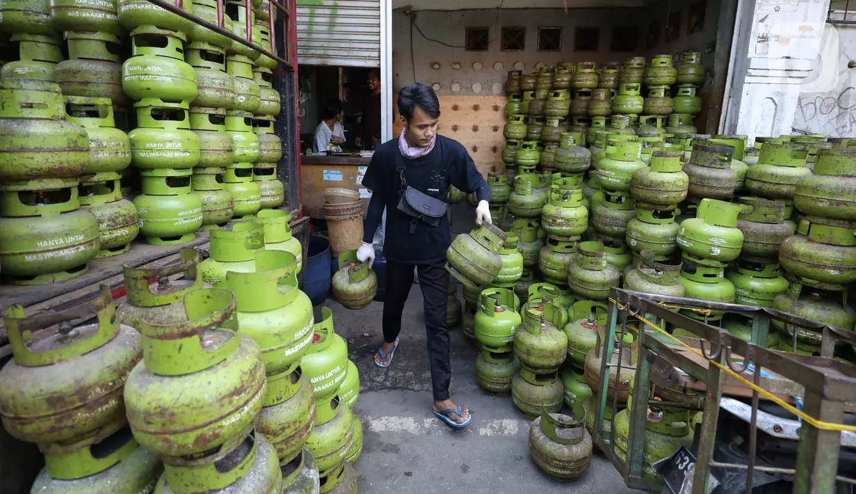 Pekerja mengangkut tabung gas elpiji 3Kg di salah satu agen di kawasan Jakarta, Senin (13/6/2022). PT Pertamina (Persero) menerima tambahan belanja BBM dan LPG sebesar Rp235 miliar. Dengan tambahan alokasi subsidi tersebut, Pemerintah bersama Pertamina memastikan sampai hari ini harga Pertalite, Solar Bersubsidi dan LPG 3 Kg tidak naik. (Liputan6.com/Angga Yuniar)