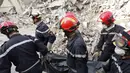 Petugas pemadam kebakaran mengevakuasi korban tewas akibat gedung yang runtuh di pusat kota Casablanca, Maroko, (13/7/14). (REUTERS/Macao)