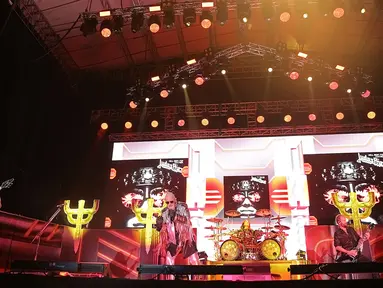 Aksi grup musik Judas Priest saat konser perdana di Indonesia di Allianz Eco Park Ancol, Jakarta Utara (7/12). Kerinduan metalhead Indonesia lesap setelah band heavy metal asal Inggris berdiri gagah di atas panggung megah. (Fimela.com/Bambang E. Ros)