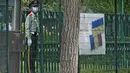 Seorang polisi paramiliter berjaga di dekat papan reklame yang menunjukkan dukungan untuk Ukraina yang dipajang di sela-sela pagar Kedutaan Besar Rumania di Beijing, Rabu (17/5/2023). (AP Photo/Andy Wong)