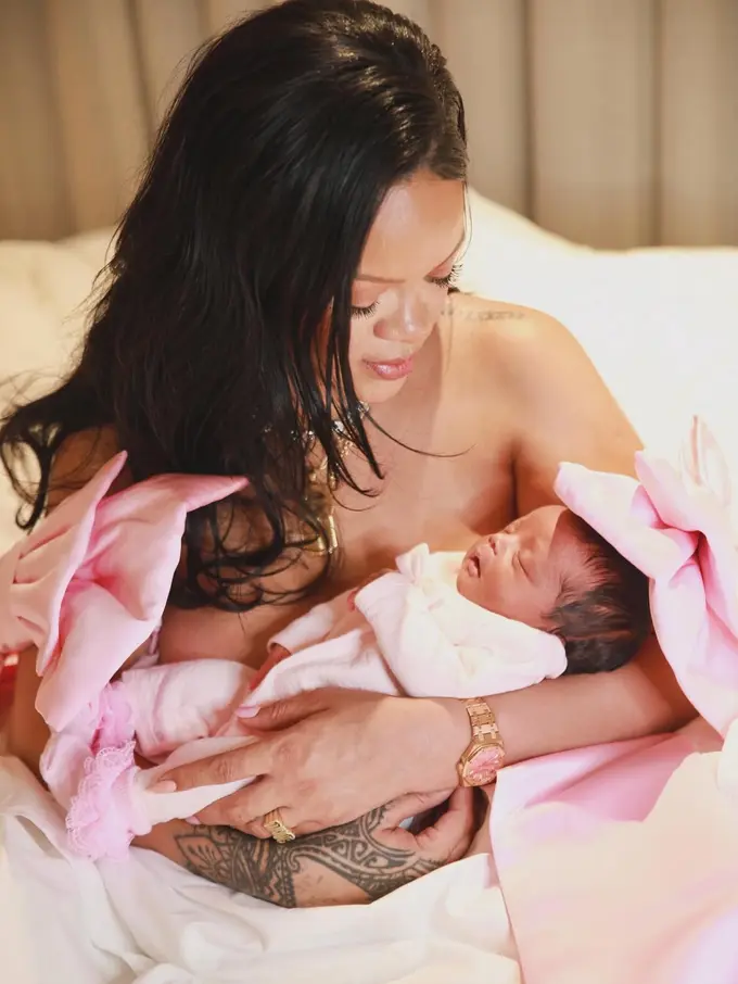 Rihanna Mengenakan Liontin Kalung Ratusan Juta saat Gendong anak ke-3. [@badgalriri]